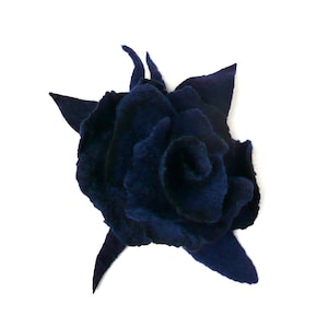 K&ouml;nnte beinhalten: Eine dunkelblaue Filzrose. Die Rose besteht aus mehreren Schichten Filz, was ihr ein realistisches Aussehen verleiht.