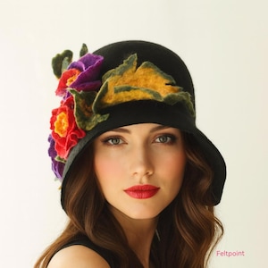 Czarny filcowy kapelusz typu cloche z kolorowymi kwiatami – ręcznie robiony wełniany kapelusz, zimowa czapka damska inspirowana stylem lat 20. XX wieku, eleganckie nakrycie głowy z filcowym szpicem