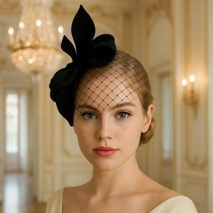Elegante fascinator nero da sposa con veletta – Copricapo raffinato per corse, invitate alla sposa ed eventi formali.