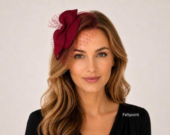 Mini hat with bow and piece of netting