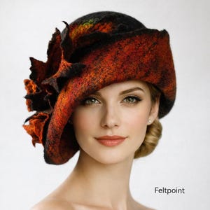 Wollmütze in warmen Farben. Handgefertigte Cloche