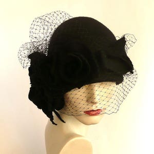 Zwarte sluierhoed, vilten hoed, zwarte hoed, vilten hoeden, sluierhoed, 1920 hoed, zwarte hoed cloche, Victoriaanse jaren 1920, zwarte rozen, zwarte formele hoed