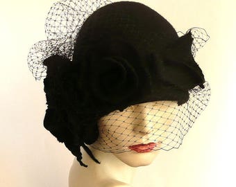 Chapeau en voile noir, chapeau feutré, chapeau noir, chapeaux de feutre, chapeau de voile, chapeau 1920, cloche de chapeau noir, victorien des années 1920, roses noires, chapeau formel noir