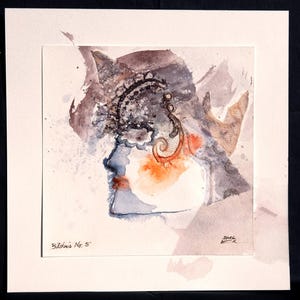 Könnte beinhalten: Aquarellkunstwerk eines Profils mit dekorativem Kopfschmuck. Das Kunstwerk weist Grautöne, Braun, Orange und Blau auf. Das Kunstwerk ist in einem weißen Passepartout gerahmt, mit dem Text "Bilderis Nr. 5" sichtbar.