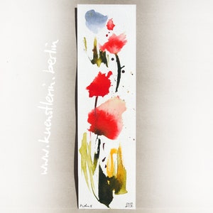 Könnte beinhalten: Ein vertikales, rechteckiges Lesezeichen mit einem Aquarellbild abstrakter roter Blumen mit grünen und gelben Stielen. Das Kunstwerk enthält einen hellblauen Akzent oben und den Text www.kuenstlerin.berlin, der vertikal auf der linken Seite gedruckt ist.