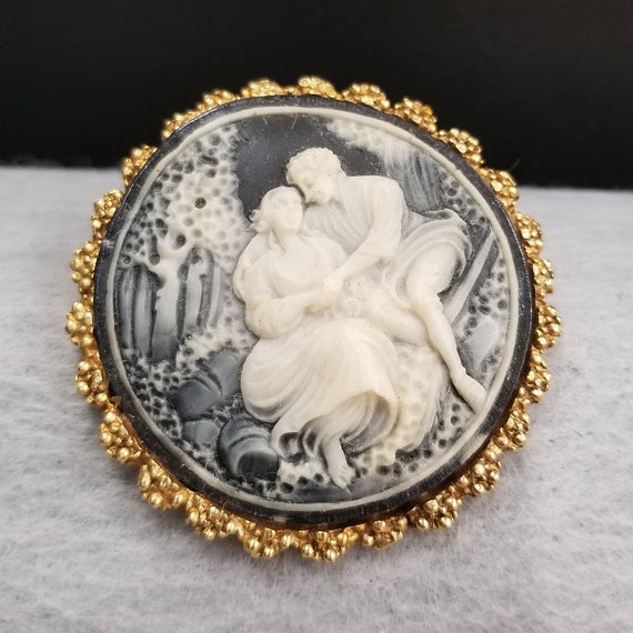 Vintage Resin Cameo Black and Cream Pin/brooch (42