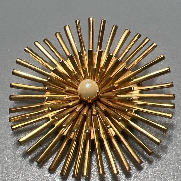 Vintage Goldtone Radiating Sun Burst like with Faux Pearl Center Pin Brooch  (8598gr)