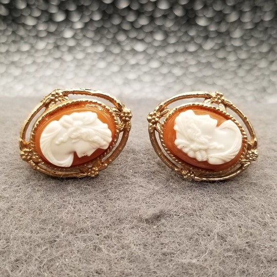 Gold Tone, Brown and White Cameo of a Women Screw… - image 1