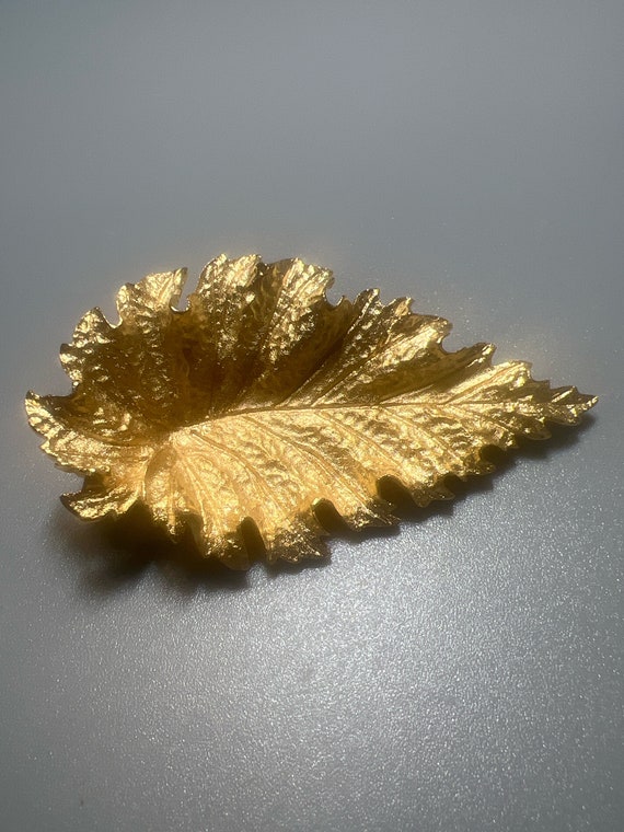 Vintage  Goldtone Realistic Leaf Pin  Brooch (A18… - image 1