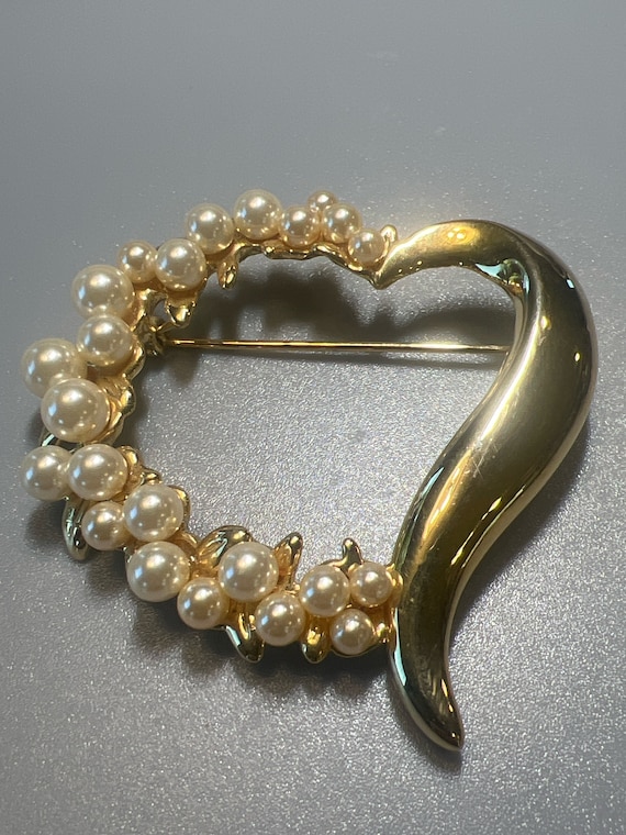 Vintage  Goldtone Heart with Faux Pearls Pin  Broo