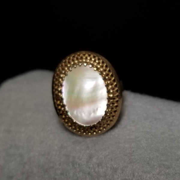 Vintage Whiting and Davis Mother of Pearl Costume Ring (6141)