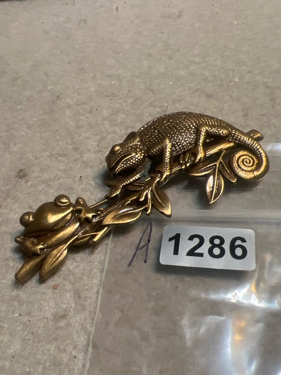 Vintage Brass looking Iguana and Frog  Pin Brooch… - image 3