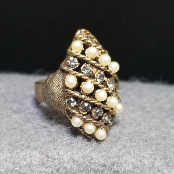 Pre-owned Gamble Crystal Gold Tone Ring Size 57