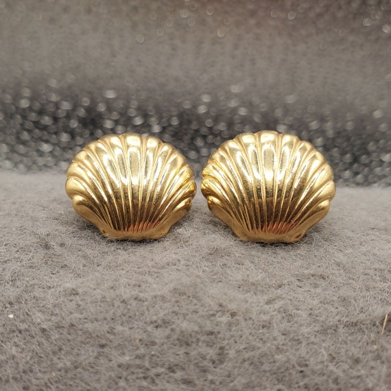 Gold Tone Shell Earrings (5769)
