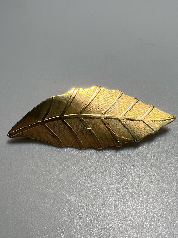 Vintage Goldtone Leaf Pin Brooch  (8594gr) - image 1