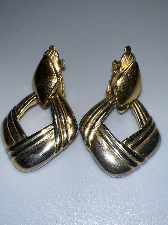 Vintage  Goldtone Dangling Clip on Earrings (8566g