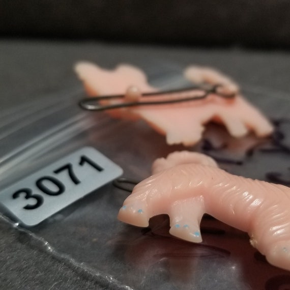 Vintage Pink Plastic Dog Hair Clip (3071) - image 3