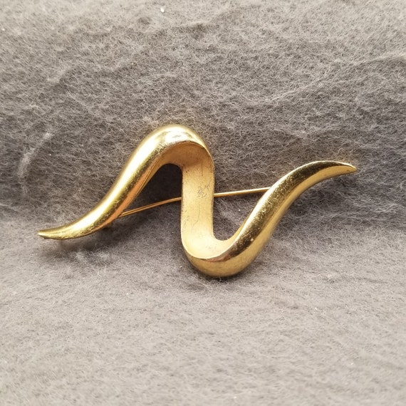 Gold Tone Squiggle Design Brooch (5870) - image 1