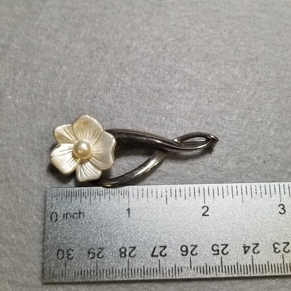 Vintage Silvertone Enamel White Flower Pin/Brooch… - image 3