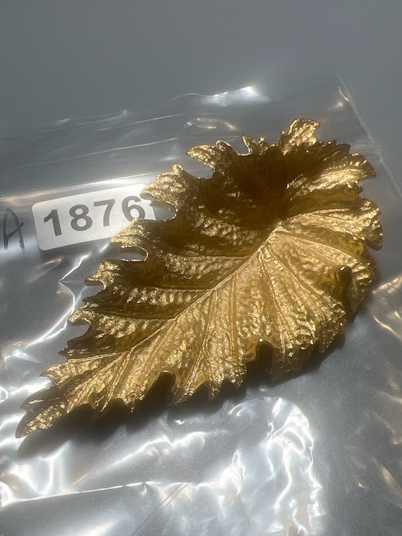 Vintage  Goldtone Realistic Leaf Pin  Brooch (A18… - image 3