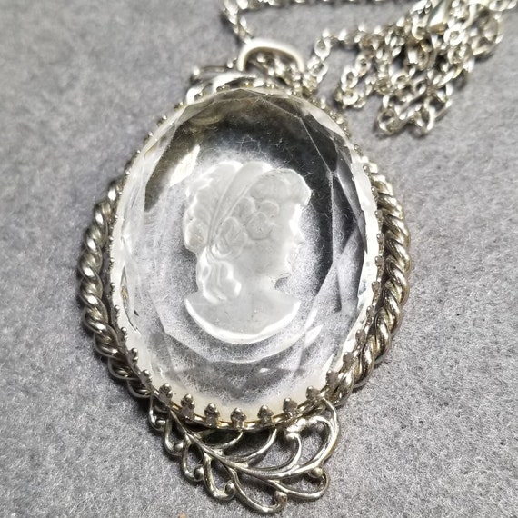 Vintage Clear Cameo and Silvertone Necklace (1909) - image 1