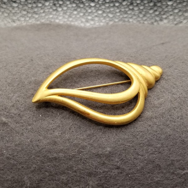 Gold Tone Shell Pin (3805)