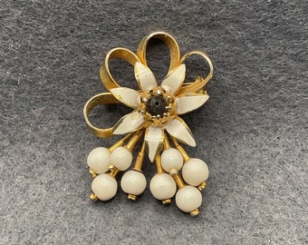 White and Gold Tone Floral Brooch (9596)