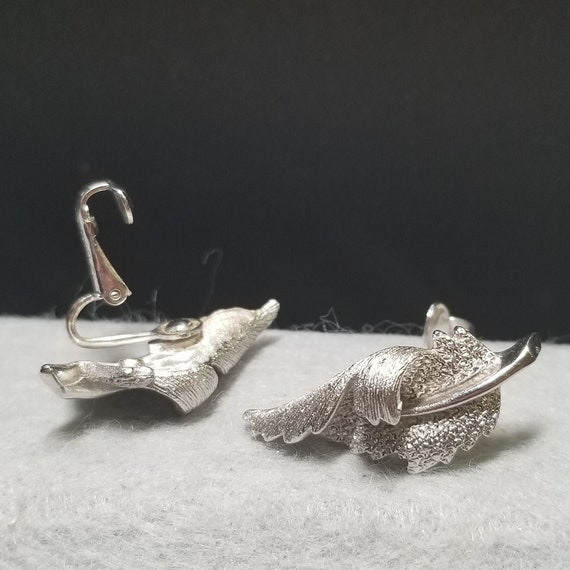 Vintage Silvertone Coro Leaf Clip On Earrings (35… - image 1