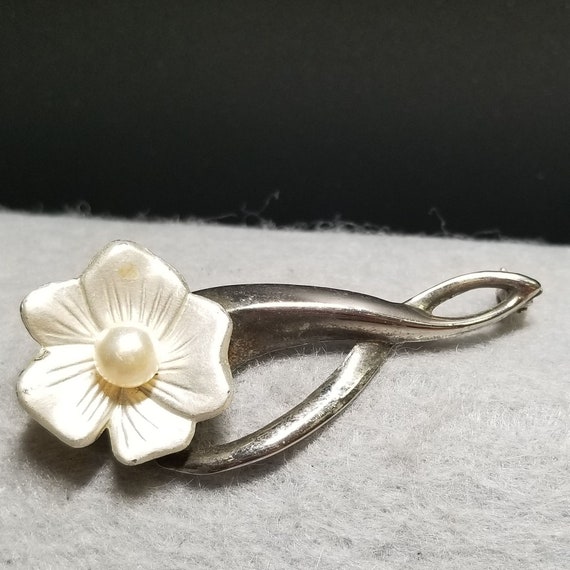 Vintage Silvertone Enamel White Flower Pin/Brooch… - image 1