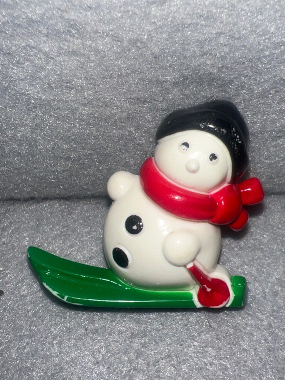 Vintage Avon Snowman on Ski Plastic pin (7396gr)