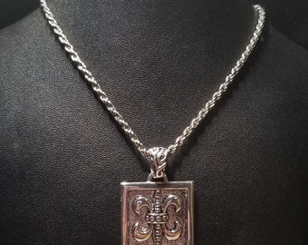 Vintage Silvertone Roman Fleur De Lis Pendant Necklace (6116)