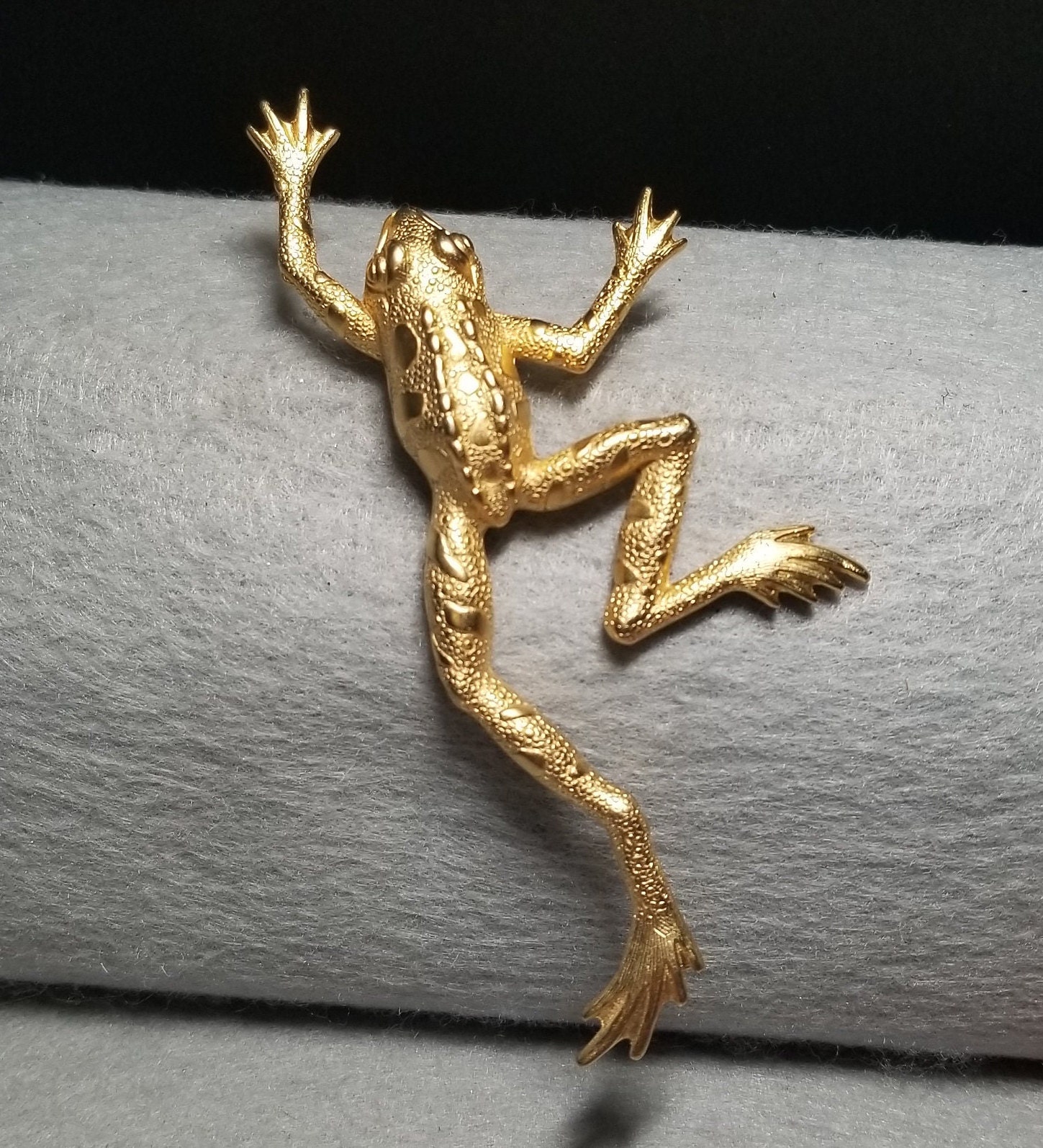 Crystal Tree Frog Pin – C I R O