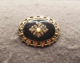 Oval Gold Tone and Black Brooch with a Pearl Centerpiece (5845)