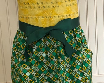 Women's full apron saint Patrick's day apron shamrock apron four leaf clover green yellow green grosgrain ribbon pocket apron circle skirt