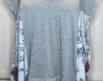 Women’s tunic top Gray white burgundy flower print V neck short sleeve plus size pockets ruffle hem easy fit langenlook upcycled tee
