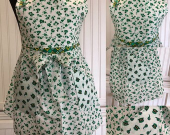 Women's full apron saint Patrick's day apron shamrock apron four leaf clover green white fabric ties pocket apron circle skirt
