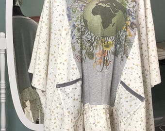 Womens upcycled tee shirt tunic gray green silver white yellow flowered kimono sleeves ruffle hem free size 3X light weight pop over top