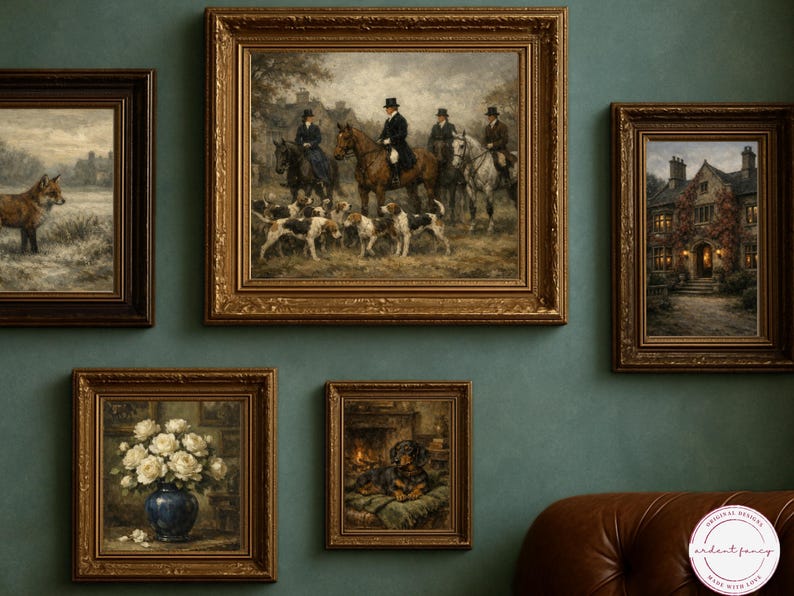 以下が含まれることがあります： ヴィンテージスタイルの額入り絵画のコレクション。作品は、キツネ狩り、カントリーハウス、白いバラの花瓶、暖炉のそばの犬のシーンを描いています。フレームは装飾的で金色の色合いで、ティール色の壁に取り付けられています。
