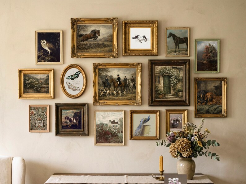 以下が含まれることがあります： 馬、風景、フクロウ、孔雀の絵画など、額装されたヴィンテージアートのコレクション。フレームは装飾的で金色の色合いで、ギャラリーウォールディスプレイを作成しています。さまざまなサイズと形状が含まれており、視覚的な面白さを加えています。
