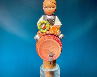 Tapón de botella vintage con figura de Anri Italy - Niña en barril