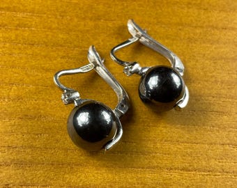 18k / .750 White Gold Earrings w/ Hematite Ball and Diamond Accent