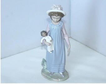 Vintage Lladró Porcelain Figurine - Belinda with Her Doll - 5045