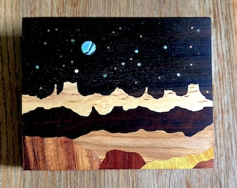 Paesaggio montano notturno con cielo e montagne, da appendere alla parete/da tavolo