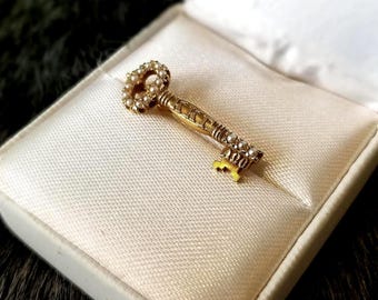 1946 14kt Gold Kappa Kappa Gamma (ΚΚΓ) Sorority Pin with Pearls