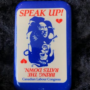 Könnte beinhalten: Blau-weißer Knopf mit einem Jester-Bild und dem Text "Speak Up! Bring the Rates Down."  Canadian Labour Congress.