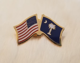 Patriotic South Carolina and American Flag Vintage Enamel Metal Pin. USA.