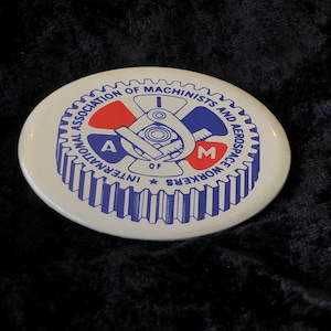 Bottone vintage dell'Associazione internazionale dei macchinisti e dei lavoratori aerospaziali, 2 1/4" x 1"
