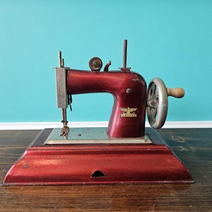 Casige Vintage Spielzeug Nähmaschine - British Zone Germany