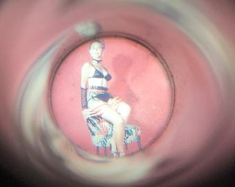 Vintage Pin Up Viewer Keychain, Pocket Peep Show Sitting Brunette