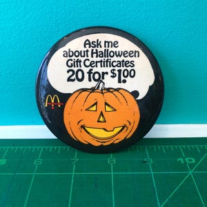 Könnte beinhalten: Ein Set aus drei Keramikbechern mit gesprenkelter, matter Oberfläche. Die Becher sind in Creme-, Hellgrau- und Dunkelgrautönen gehalten. Jeder Becher hat ein schlichtes, minimalistisches Design und einen abgerundeten Henkel.